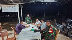 Perkuat Sistem Keamanan, Babinsa 402-13/Sungai Menang Rutinkan Patroli Bersama