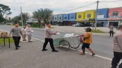 Wujud Nyata Polri Hadir untuk Masyarakat, Polres OKI Berbagi Takjil Ramadhan