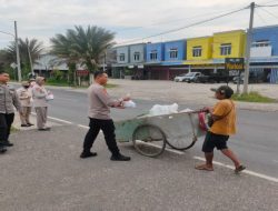 Wujud Nyata Polri Hadir untuk Masyarakat, Polres OKI Berbagi Takjil Ramadhan