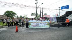 Polres OKI gelar Pembersihan Lingkungan dan Penambalan Jalan, Sebagai wujud Program BELIDA