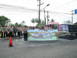 Polres OKI gelar Pembersihan Lingkungan dan Penambalan Jalan, Sebagai wujud Program BELIDA