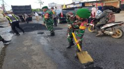 Gerakan Indonesia ASRI: Kodim 0402/OKI Gelar Aksi Penambalan Jalan Dan Pembersihan Di Kecamatan Kayuagung