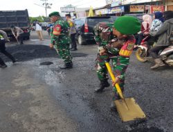 Gerakan Indonesia ASRI: Kodim 0402/OKI Gelar Aksi Penambalan Jalan Dan Pembersihan Di Kecamatan Kayuagung
