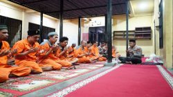Kapolres OKI Buka Puasa dan Sholat Magrib Bersama Tahanan serta Personel Jaga Sat Tahti