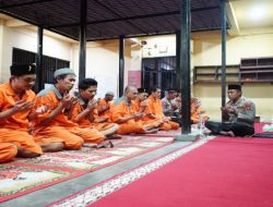 Kapolres OKI Buka Puasa dan Sholat Magrib Bersama Tahanan serta Personel Jaga Sat Tahti