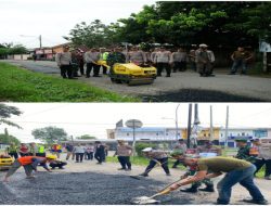 Polres OKI Bersihkan Lingkungan dan Tambal Jalan, Dukung Program BELIDA Kapolda Sumsel
