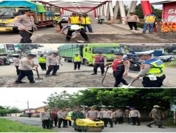 Jelang Idul Fitri 1447 H, Polda Sumsel Kerahkan Ratusan Personel Perbaiki Jalan di 5 Kabupaten