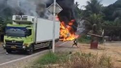 Mobil Tangki Minyak Terbakar Usai Tabrak Truk Kontainer, Jalintim Bayung Lencir Macet Panjang