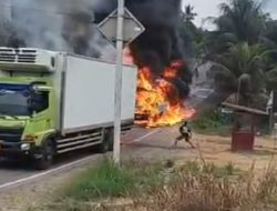 Mobil Tangki Minyak Terbakar Usai Tabrak Truk Kontainer, Jalintim Bayung Lencir Macet Panjang