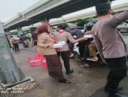 Polsek Duren sawit Berbagi Takjil Untuk Berbuka Puasa