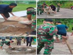 Cegah Kecelakaan, Koramil SP Padang dan Warga Tambal Jalan Berlubang di OKI