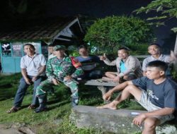 Sinergitas Babinsa Tanjung Lubuk Dan Masyarakat, Dorong Partisipasi dalam Kegiatan Siskamling