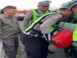 Aksi Sigap Polres OKI, Pengendara Kehabisan BBM di KM 329 Tol Kayuagung Dibantu