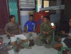 Perkuat Keamanan Desa, Babinsa 402-11/Tl Selapan Monitor Wilayah Dengan Patroli Siskamling