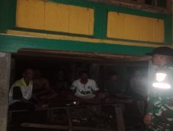 Dialog Bersama Warga, Ini Yang Dilakukan Babinsa 402-08/Pampangan Dalam Patroli Siskamling