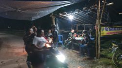 Babinsa Patroli Malam di Wilayah Binaan, Gaungkan Siskamling Kepada Masyarakat Di Desa Cengal