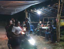 Babinsa Patroli Malam di Wilayah Binaan, Gaungkan Siskamling Kepada Masyarakat Di Desa Cengal