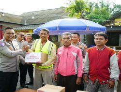Dukung Program Presiden, Polres OKI Salurkan Bansos dan Rompi Kamtibmas