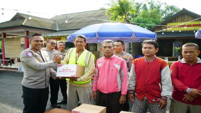 Dukung Program Presiden, Polres OKI Salurkan Bansos dan Rompi Kamtibmas