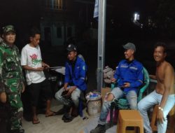 Menyapa Warga, Perkuat Keamanan, Babinsa Desa Pelabuhan Dalam Patroli Siskamling