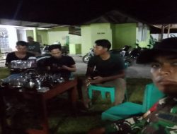 Perkuat Keamanan Desa, Babinsa Koramil 402-02/Pedamaran Lakukan Patroli Bersama Warga