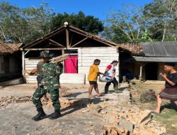 Tanamkan semangat Goyong Rotong Royong, Satgas TMMD Kodim 0402/OKI Bersinergi Bersihkan Pangkalan Desa