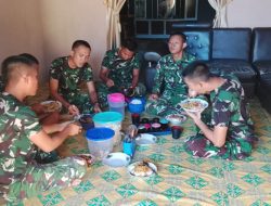 Kebersamaan dan Kekompakan Satgas TMMD Ke-128 Kodim 0402/OKI dalam Momen Makan Siang Bersama