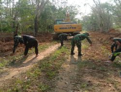 Satgas TMMD Kodim 0402/OKI Bersama Warga Gotong Royong Buka Akses Jalan Desa