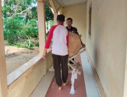 Jaga Kebersihan Rumah Ibadah, Satgas TMMD Kodim 0402/OKI Bersihkan Masjid Al-Hidayah Bersama Warga