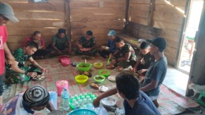 Hangatnya Kebersamaan, TNI dan Warga Pematang Sukatani Santap Siang Bersama di Lokasi TMMD