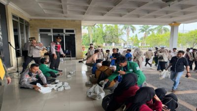 Polres OKI Kawal Aksi Damai Mahasiswa dan OKP di DPRD OKI hingga Kondusif