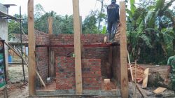 Satgas TMMD Kodim 0402/OKI Tetap Semangat Pasang Bata MCK, Meski Cuaca Kurang Mendukung