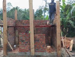 Satgas TMMD Kodim 0402/OKI Tetap Semangat Pasang Bata MCK, Meski Cuaca Kurang Mendukung