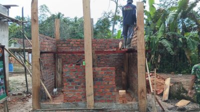 Satgas TMMD Kodim 0402/OKI Tetap Semangat Pasang Bata MCK, Meski Cuaca Kurang Mendukung