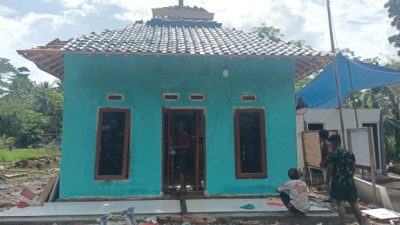 Sapuan Kuas Di Tengah Cuaca Mendung, Musholla Baru, Jadi Lentera Harapan Warga Pematang Sukatani