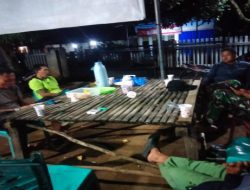 Babinsa Koramil Sp Padang Bersama Warga Desa Bubusan Perkuat Keamanan Malam Lewat Patroli Siskamling