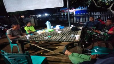 Babinsa Koramil Sp Padang Bersama Warga Desa Bubusan Perkuat Keamanan Malam Lewat Patroli Siskamling