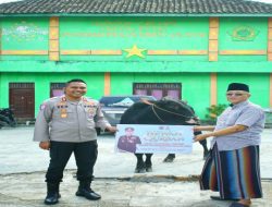 Kapolres OKI Serahkan Hewan Kurban dari Kapolda Sumsel untuk Pondok Pesantren di Lempuing