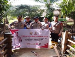 Polri Hadir untuk Masyarakat, Polres OKI dan Brimob Turun Langsung Perbaiki Jembatan Rusak di Pampangan