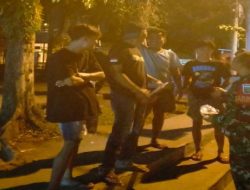 Sinergi TNI-Rakyat, Babinsa Koramil Tanjung Batu Gelar Patroli Siskamling Jaga Kondusivitas Wilayah