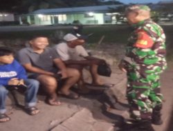Jaga Kenyamanan Malam Warga, Babinsa Koramil 402-05/MK Patroli Rutin Keliling Muara Kuang