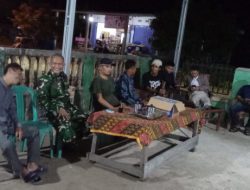Patroli Siskamling Malam, Babinsa Koramil 402-12/Pemulutan Perkuat Sinergi dengan Warga Desa Pelabuhan Dalam