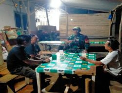 Wujudkan Lingkungan Aman Dan Nyaman Babinsa Sungai Menang Bersama Warga Gelar Patroli Siskamling