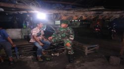 Babinsa Koramil 402-04/Tg Raja Jaga Kamtibmas Lewat Patroli Siskamling Bersama Warga