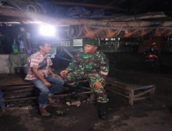 Babinsa Koramil 402-04/Tg Raja Jaga Kamtibmas Lewat Patroli Siskamling Bersama Warga