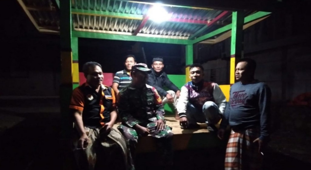 Patroli Siskamling Babinsa dan Warga, Upaya Jaga Kondusivitas Tanjung Raja