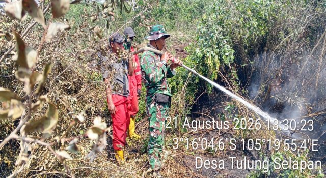 Tim Gabungan TNI Padamkan Karhutla Seluas 1 Hektare di Tulung Selapan Ulu
