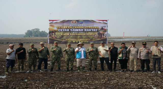 Dandim 0402/OKI Dampingi Danrem 044/Gapo pada Gerakan Tanam Perdana Cetak Sawah Rakyat