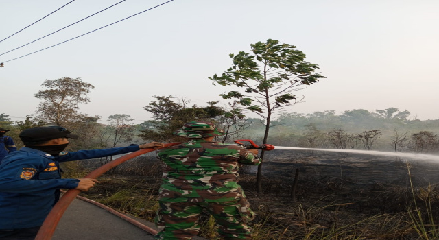 Babinsa Koramil 402-07/Indralaya Padamkan Kebakaran Tumpukan Sampah di Kelurahan Timbangan