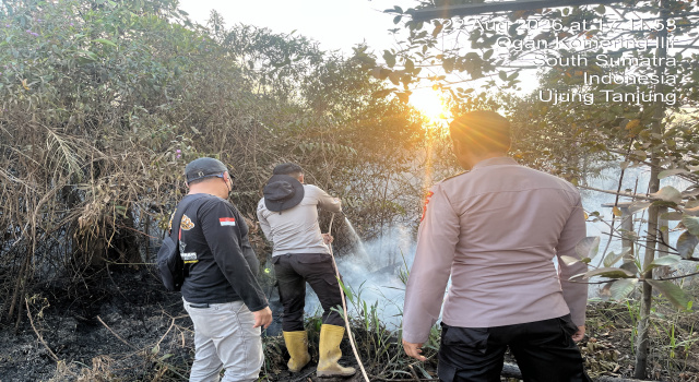 Padamkan Karhutla, Polres OKI dan Warga Bahu Membahu Kendalikan Titik Api